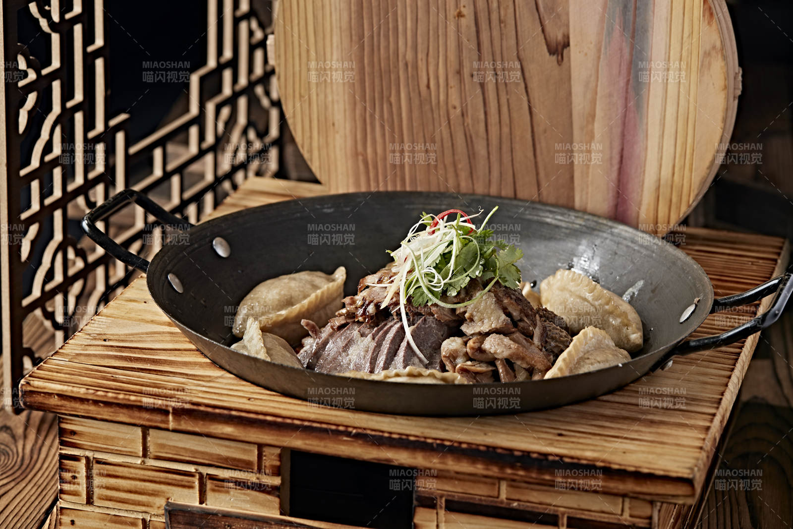 农家灶台铁锅炖猪杂配莜面蒸饺