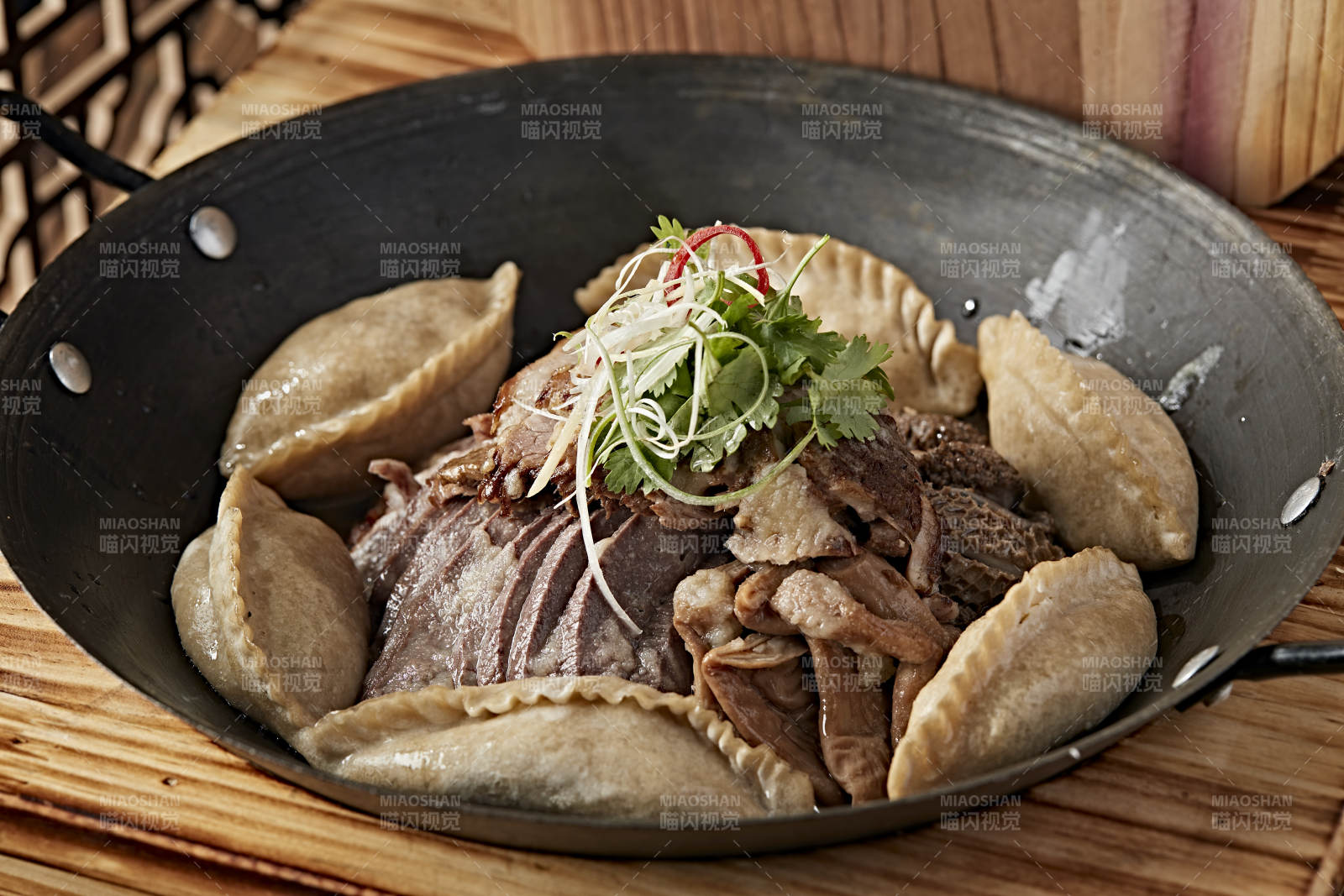 农家灶台铁锅炖猪杂配莜面蒸饺