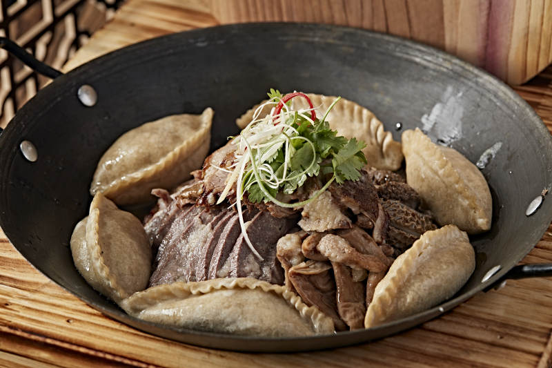 农家灶台铁锅炖猪杂配莜面蒸饺