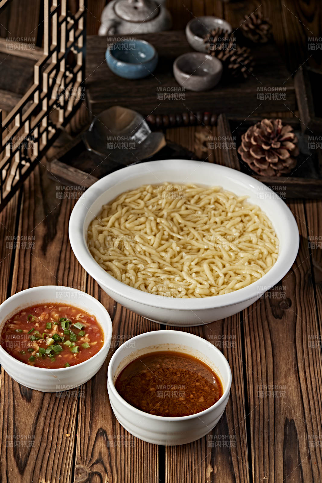 白色瓷盆装的浓汤豌豆粉