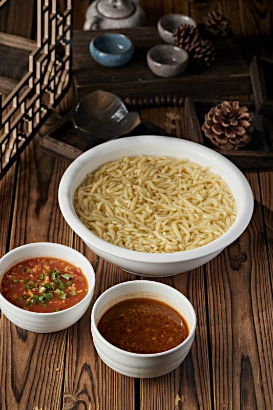 白色瓷盆装的浓汤豌豆粉