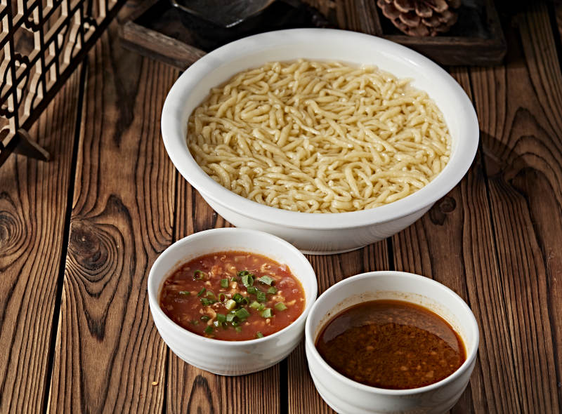 白色瓷盆装的浓汤豌豆粉