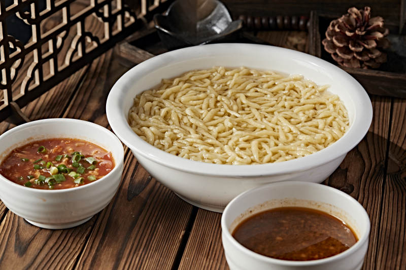 白色瓷盆装的浓汤豌豆粉