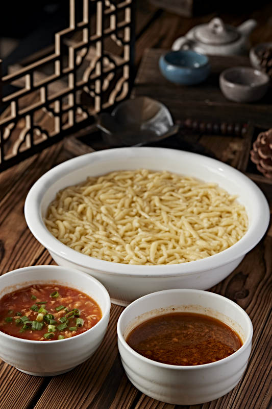 白色瓷盆装的浓汤豌豆粉