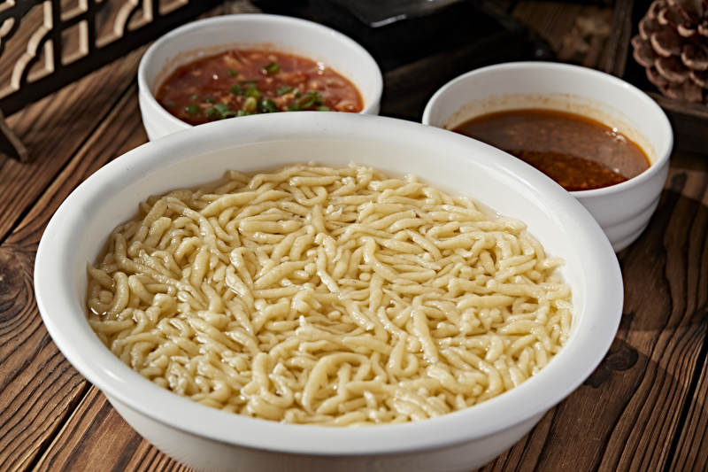 白色瓷盆装的浓汤豌豆粉