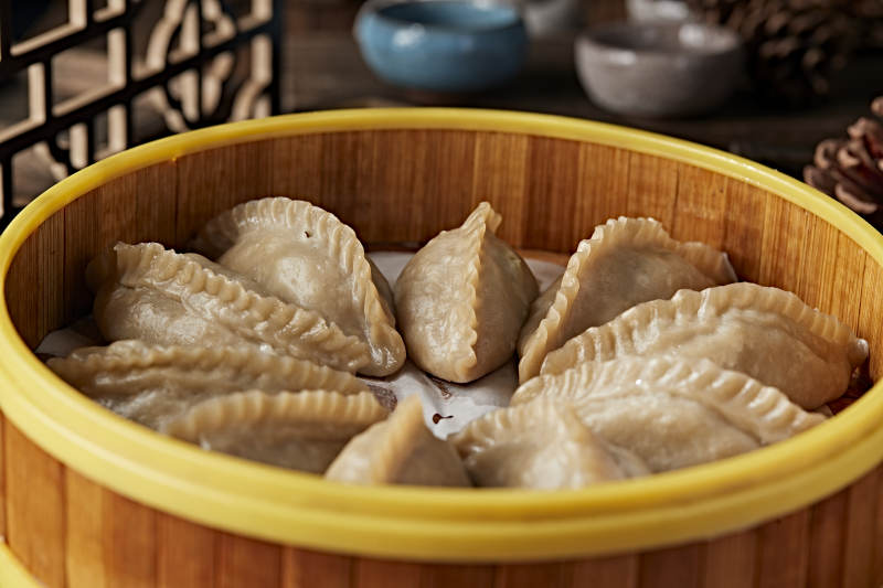 笼屉装的莜面蒸饺