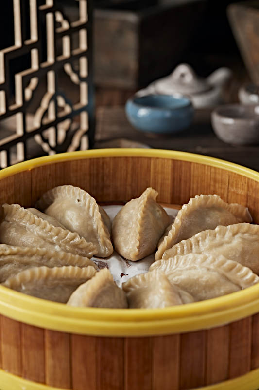 地皮菜辣椒粒炒柴鸡蛋配现烤一窝丝烧饼