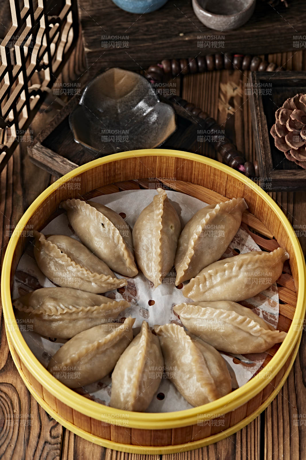 地皮菜辣椒粒炒柴鸡蛋配现烤一窝丝烧饼