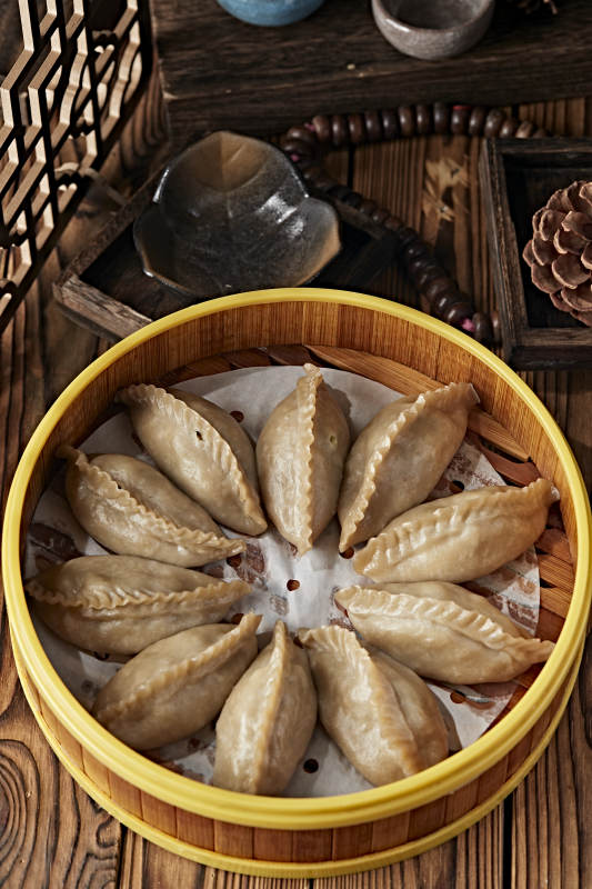 地皮菜辣椒粒炒柴鸡蛋配现烤一窝丝烧饼