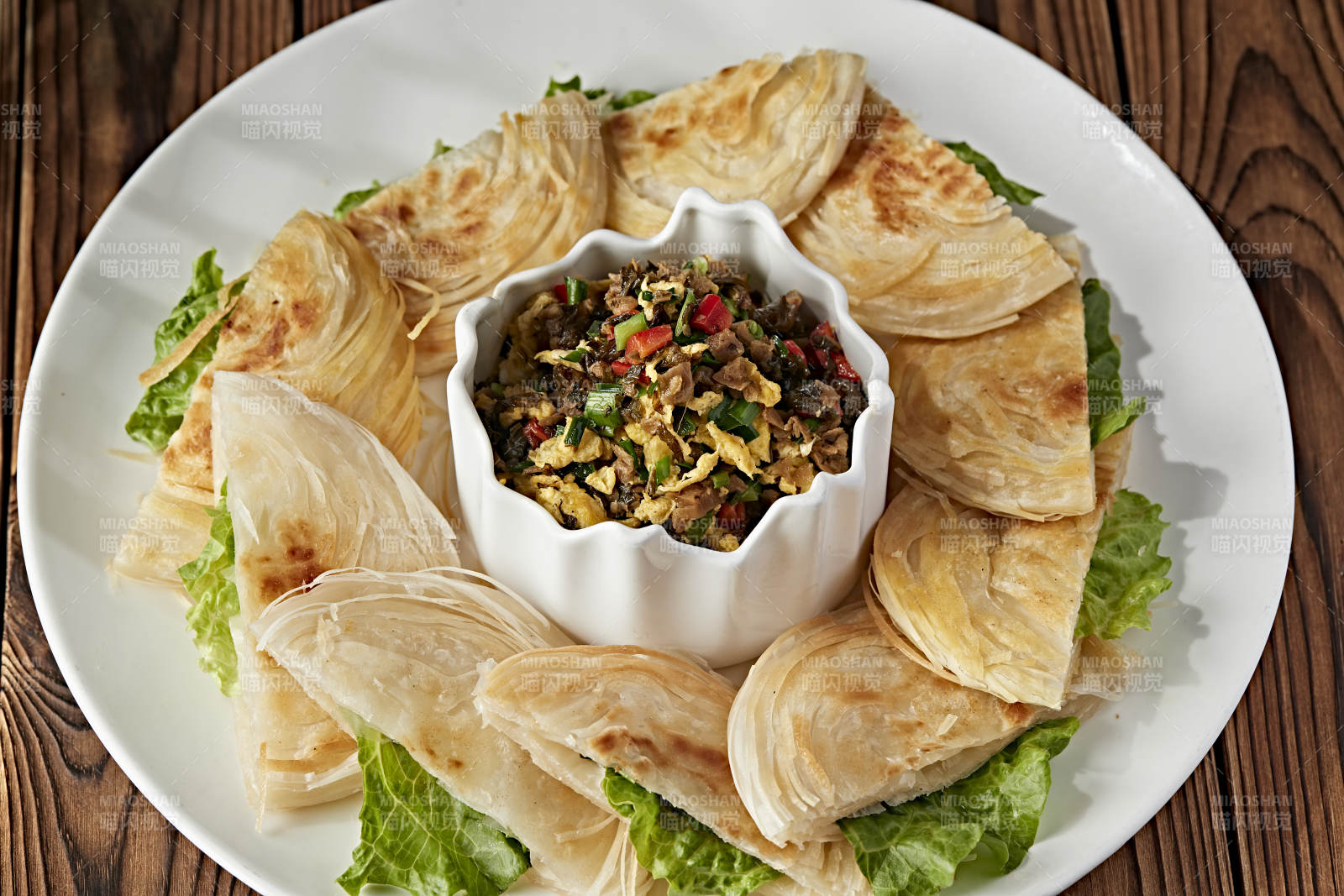 地皮菜辣椒粒炒柴雞蛋配現烤一窩絲燒餅