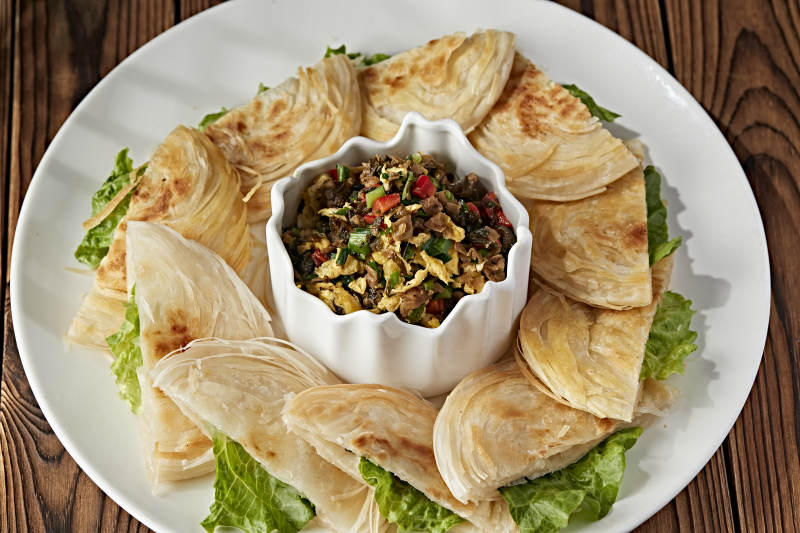 地皮菜辣椒粒炒柴鸡蛋配现烤一窝丝烧饼