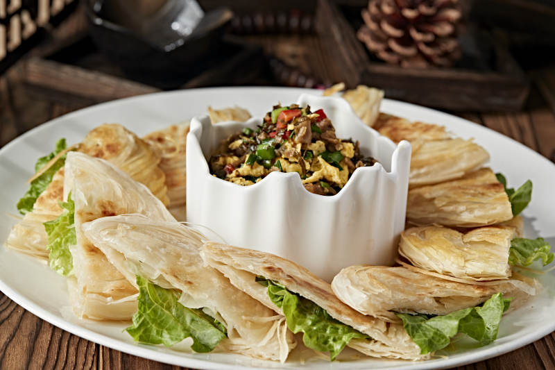 地皮菜辣椒粒炒柴鸡蛋配现烤一窝丝烧饼