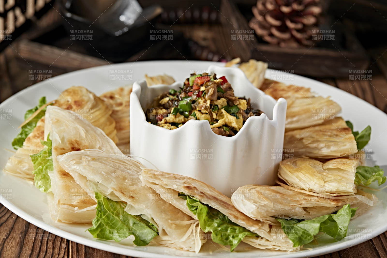 地皮菜辣椒粒炒柴鸡蛋配现烤一窝丝烧饼