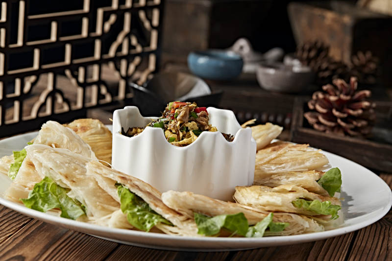 地皮菜辣椒粒炒柴鸡蛋配现烤一窝丝烧饼