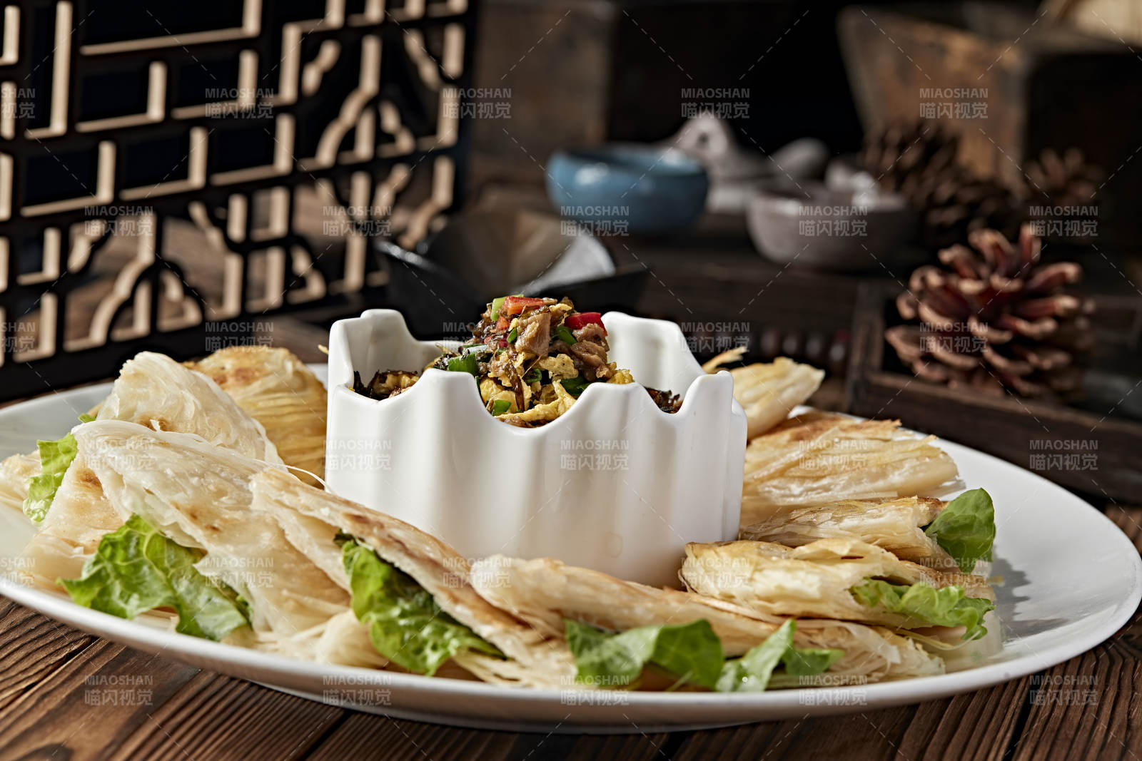 地皮菜辣椒粒炒柴雞蛋配現(xiàn)烤一窩絲燒餅