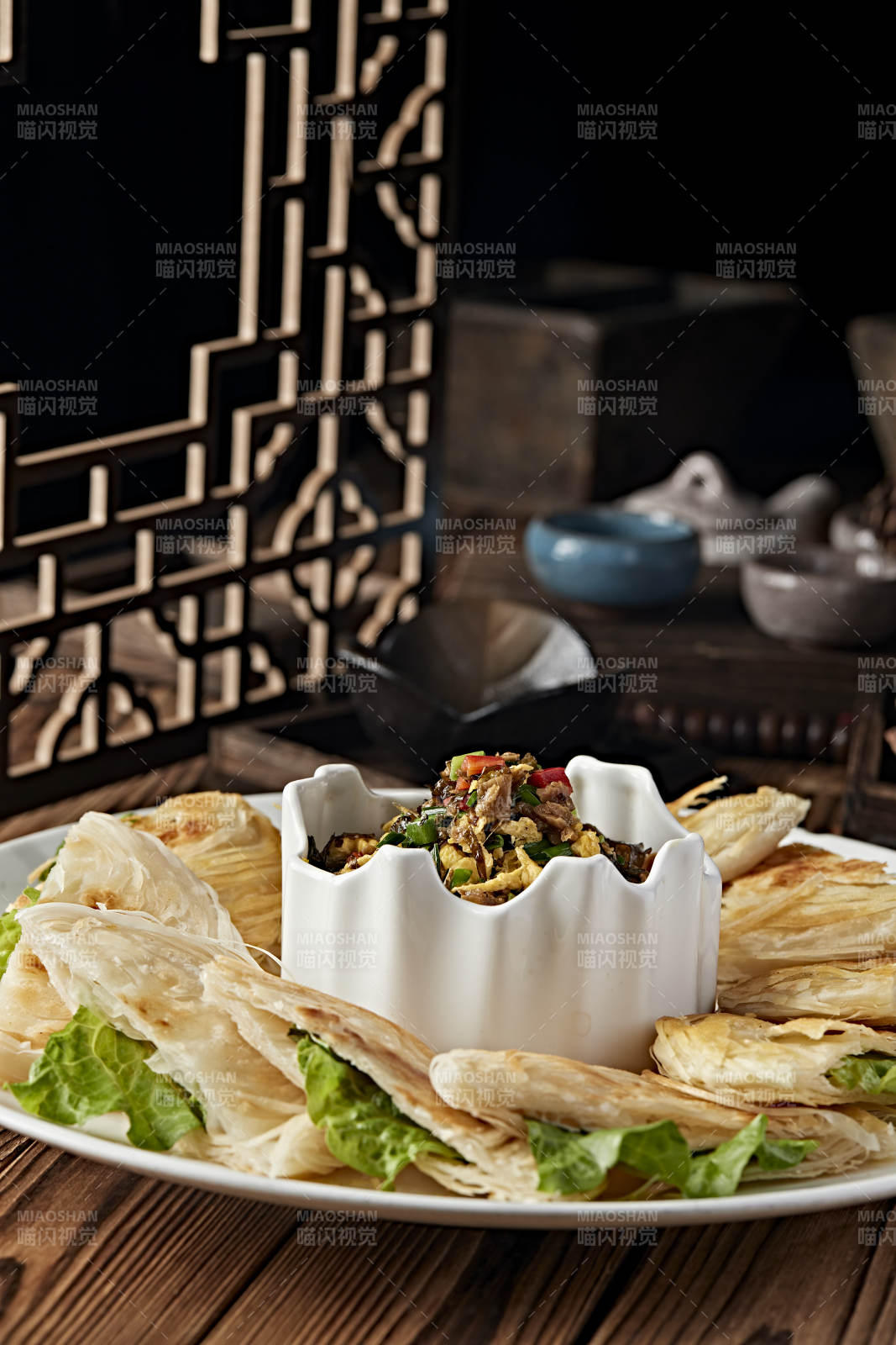 地皮菜辣椒粒炒柴鸡蛋配现烤一窝丝烧饼