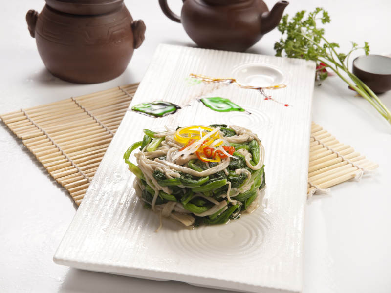 碗扣金针菇拌菠菜