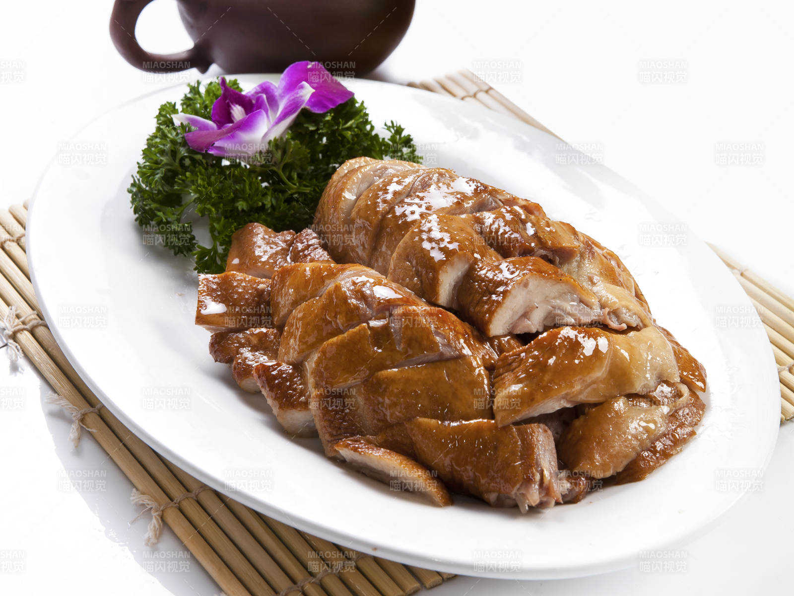 白色瓷盤裝的分切紅燒雞腿肉