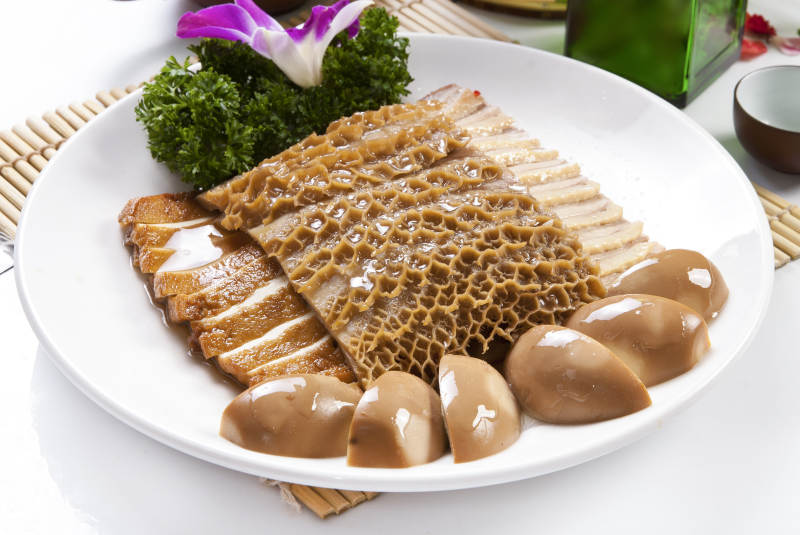 白色瓷盘装的卤水金钱肚