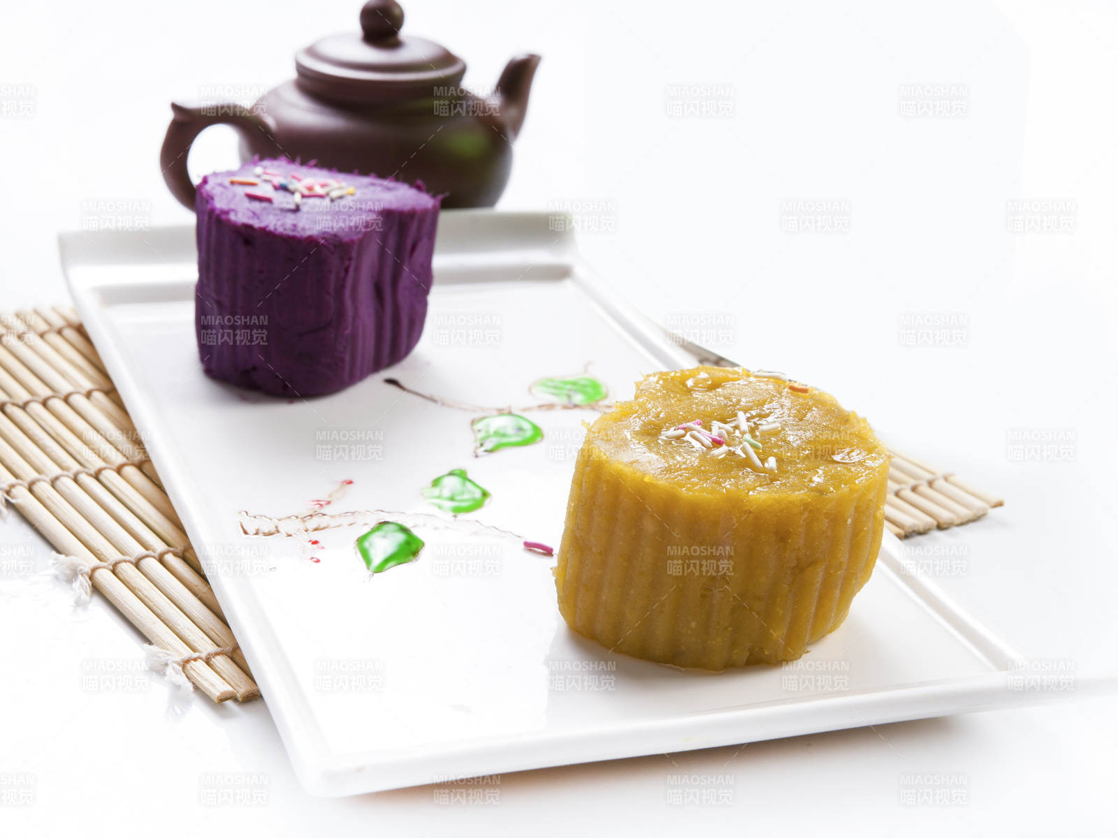 白色瓷盘装的茶餐心形紫薯泥