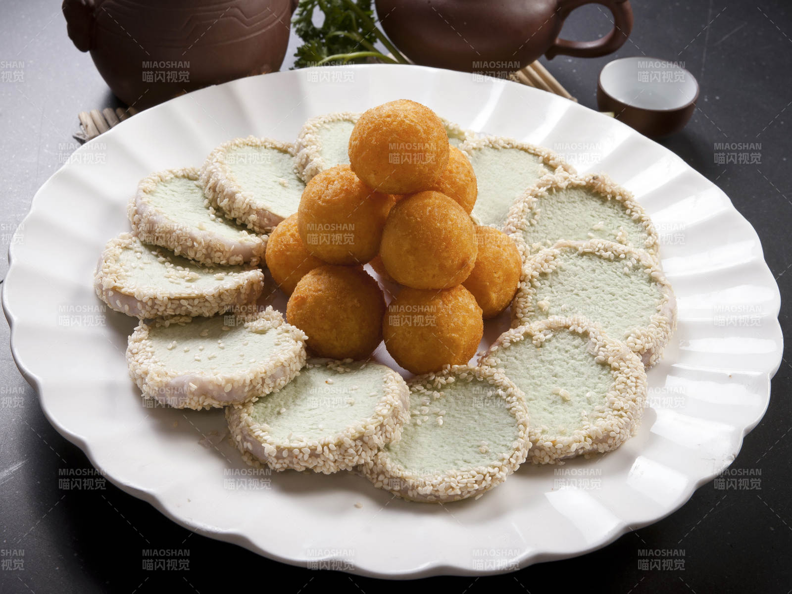 绿茶南瓜饼配油炸元宵