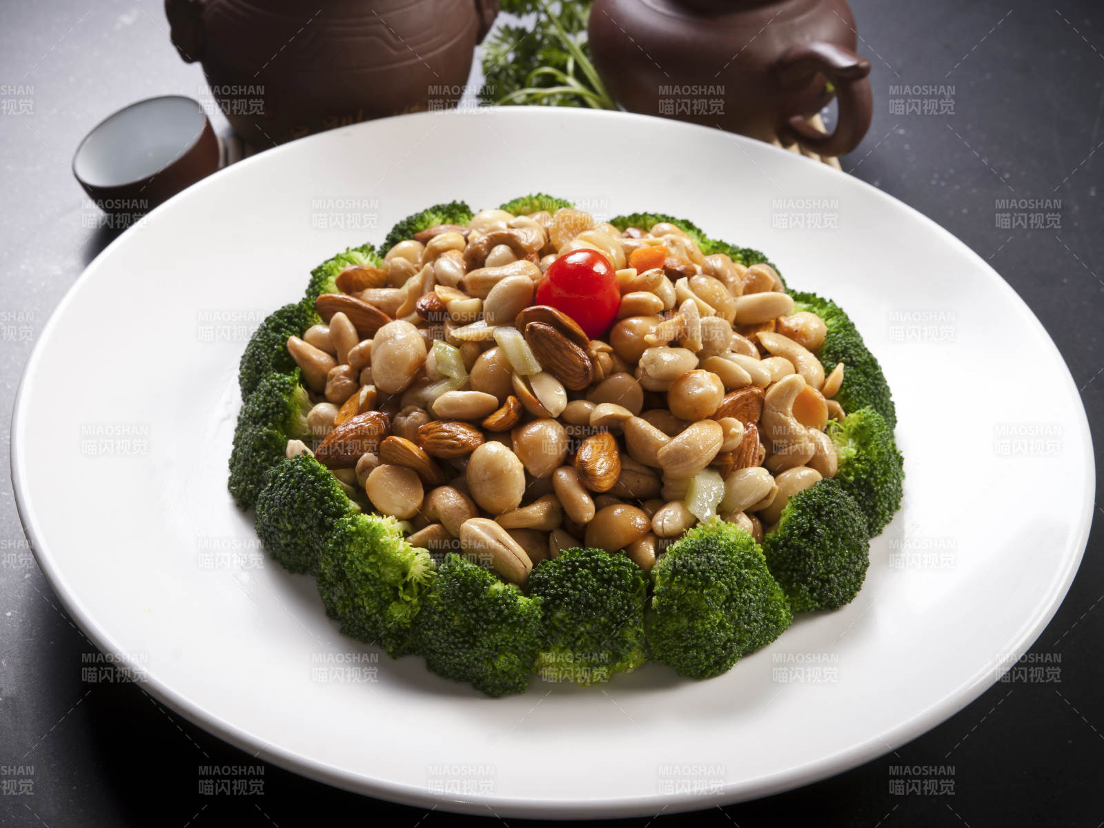 炝炒坚果配西蓝花