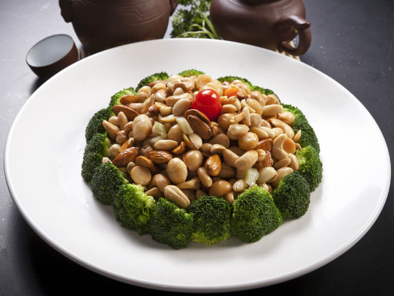 炝炒坚果配西蓝花