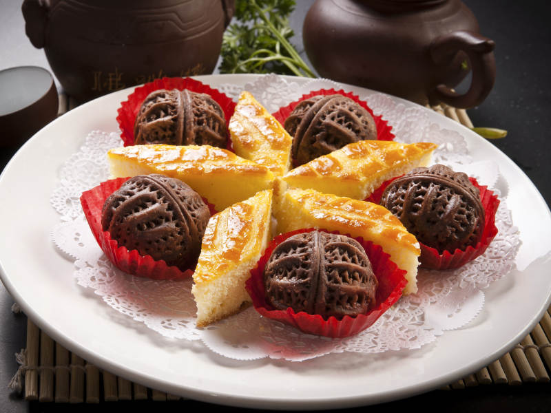 芝麻餡核桃包配松糕