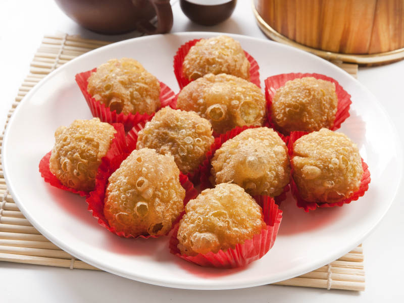 白色圓瓷盤裝的油炸糕