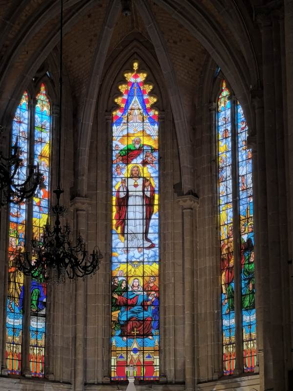 教堂彩绘玻璃窗中的圣像