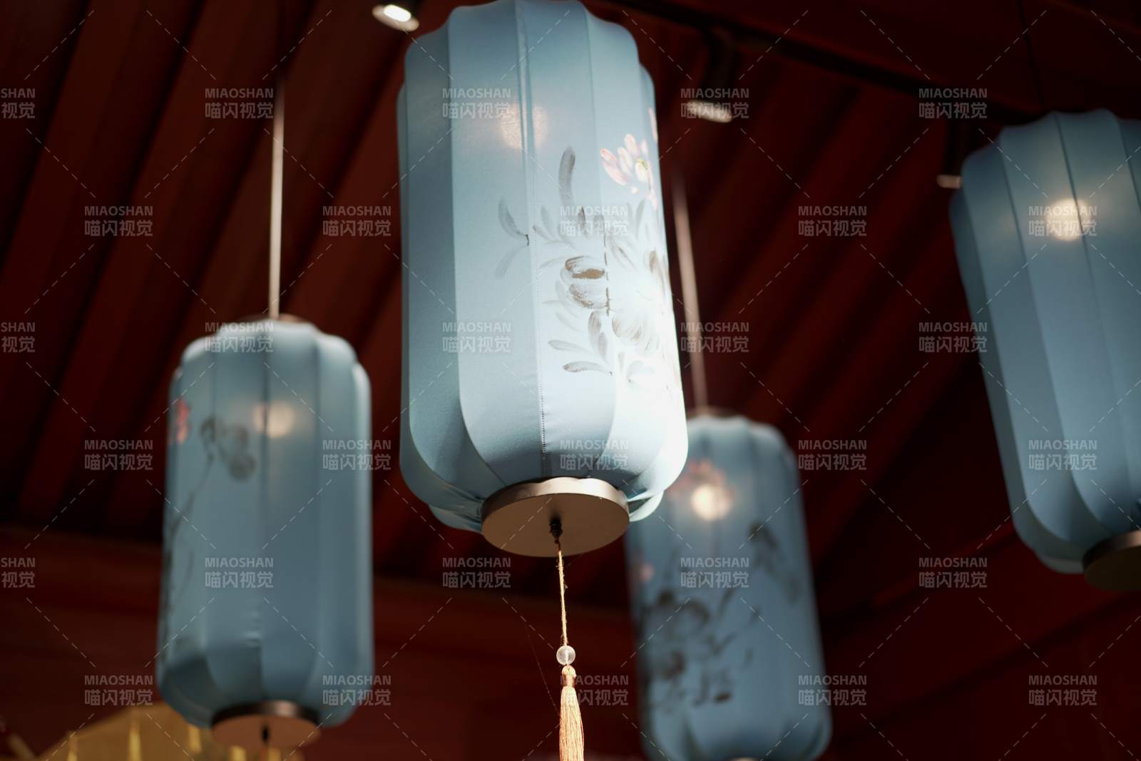 蓝灯悬垂 古韵悠然