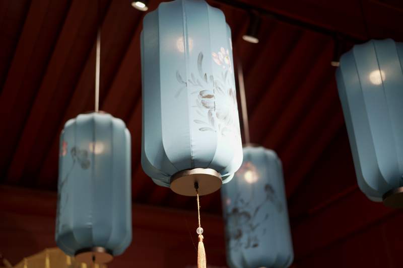 蓝灯悬垂 古韵悠然