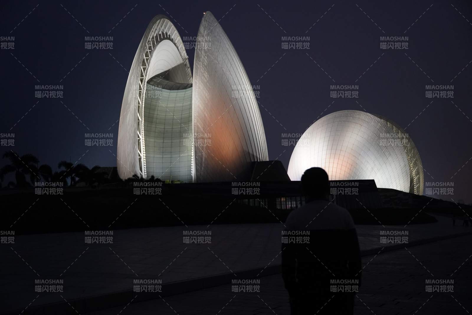 夜幕下的现代建筑扇贝