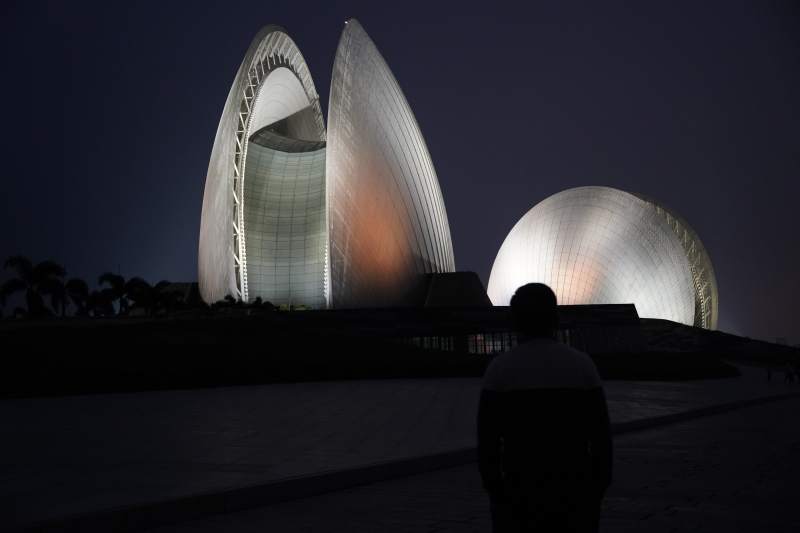 夜幕下的现代建筑扇贝