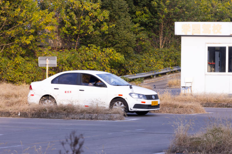 白色轿车停路边