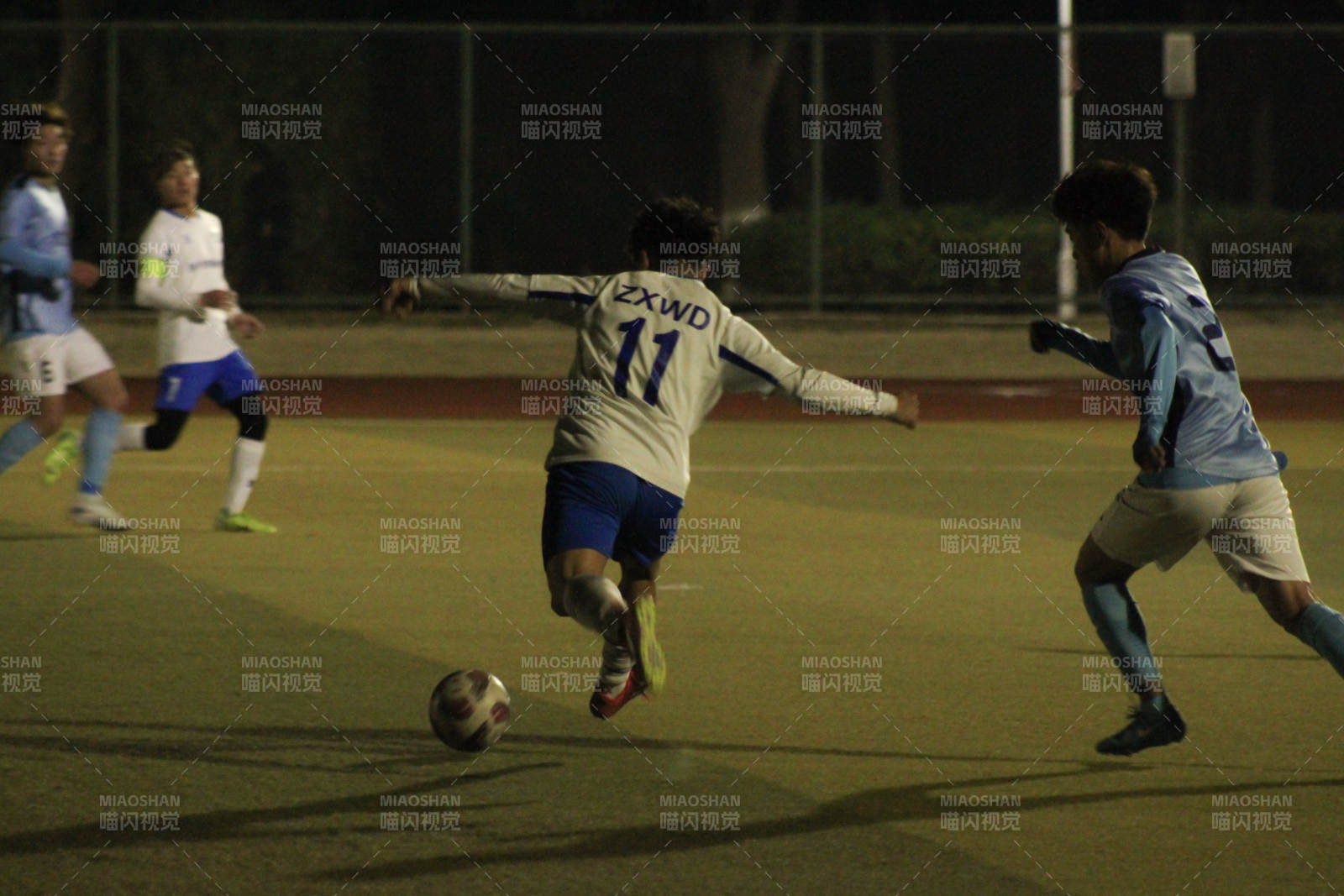 夜战足球激烈对决