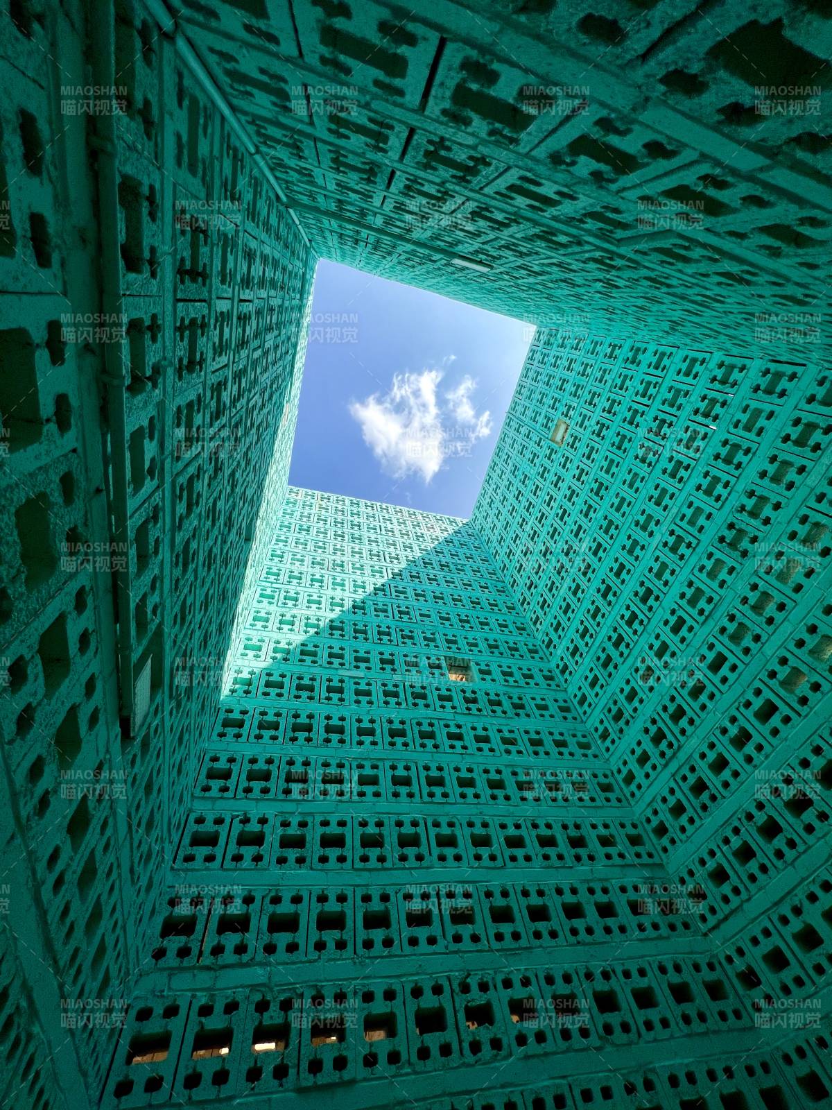 云南弥勒 东风韵 碧空下的几何迷宫