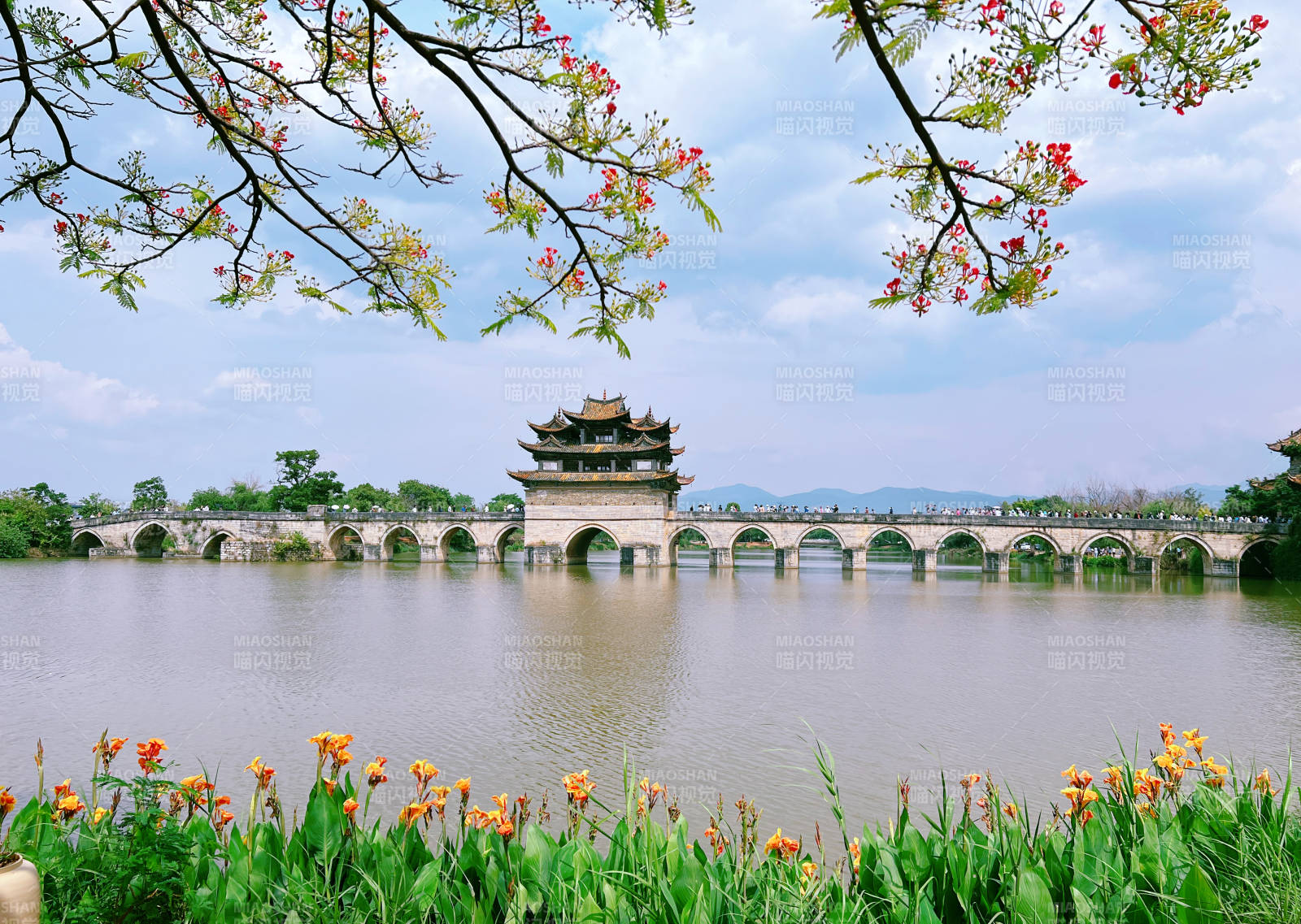 云南建水双龙桥 湖畔古桥春景