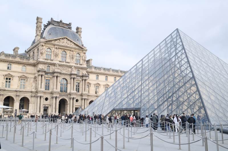 巴黎卢浮宫玻璃金字塔