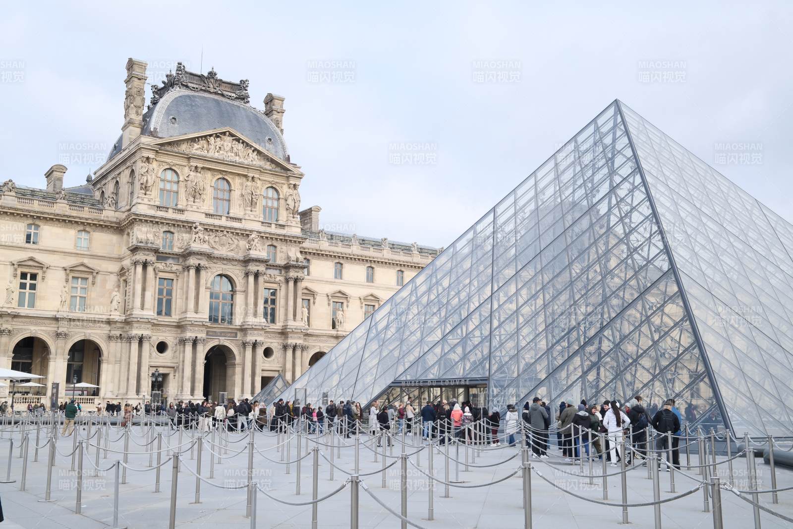 巴黎卢浮宫玻璃金字塔