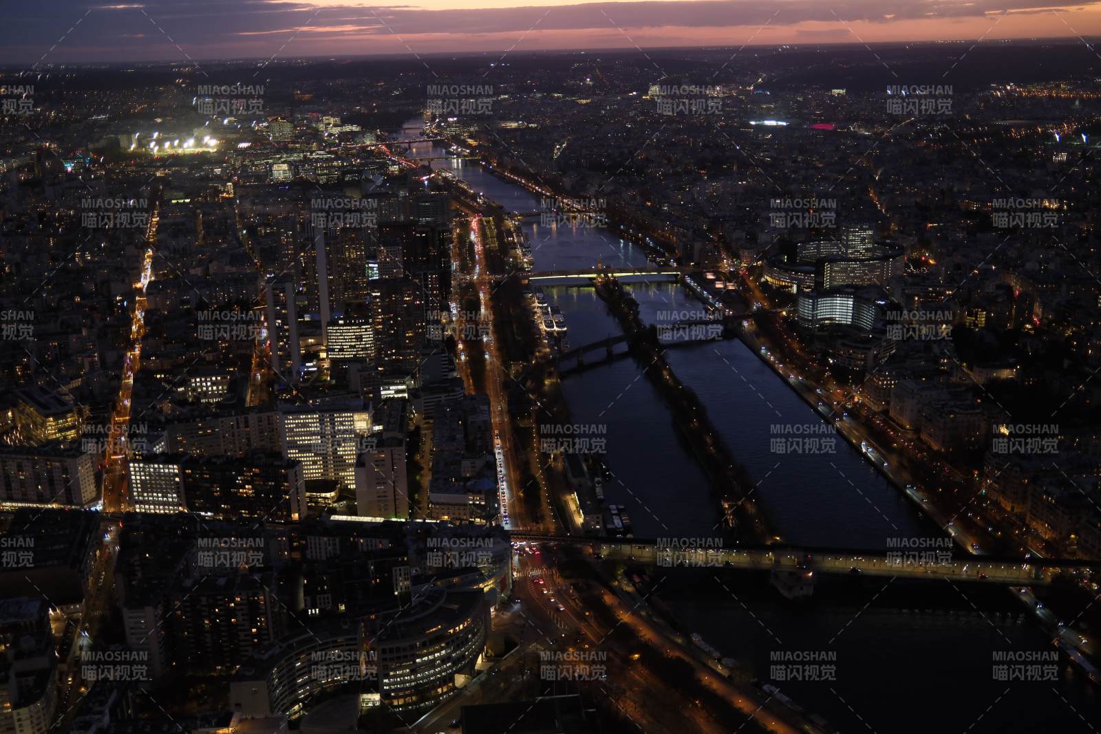 巴黎塞纳河城市夜景