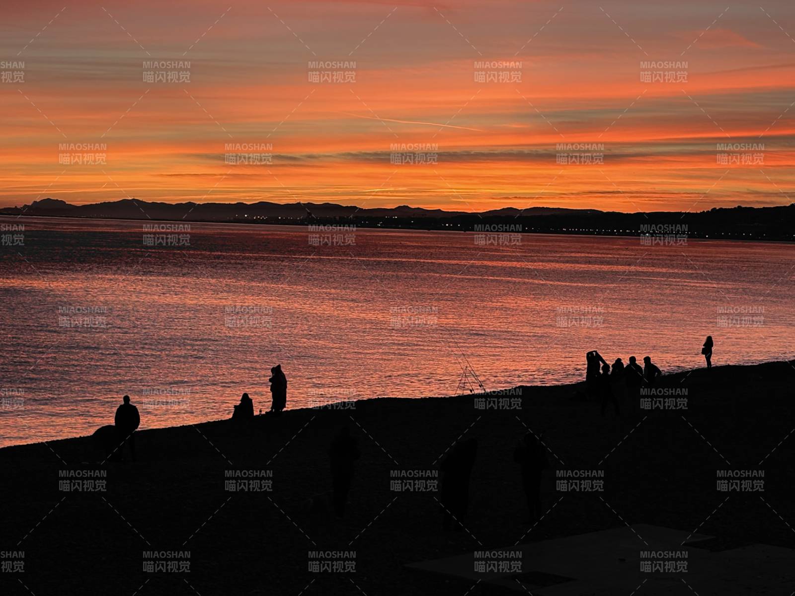夕阳下的海滩剪影