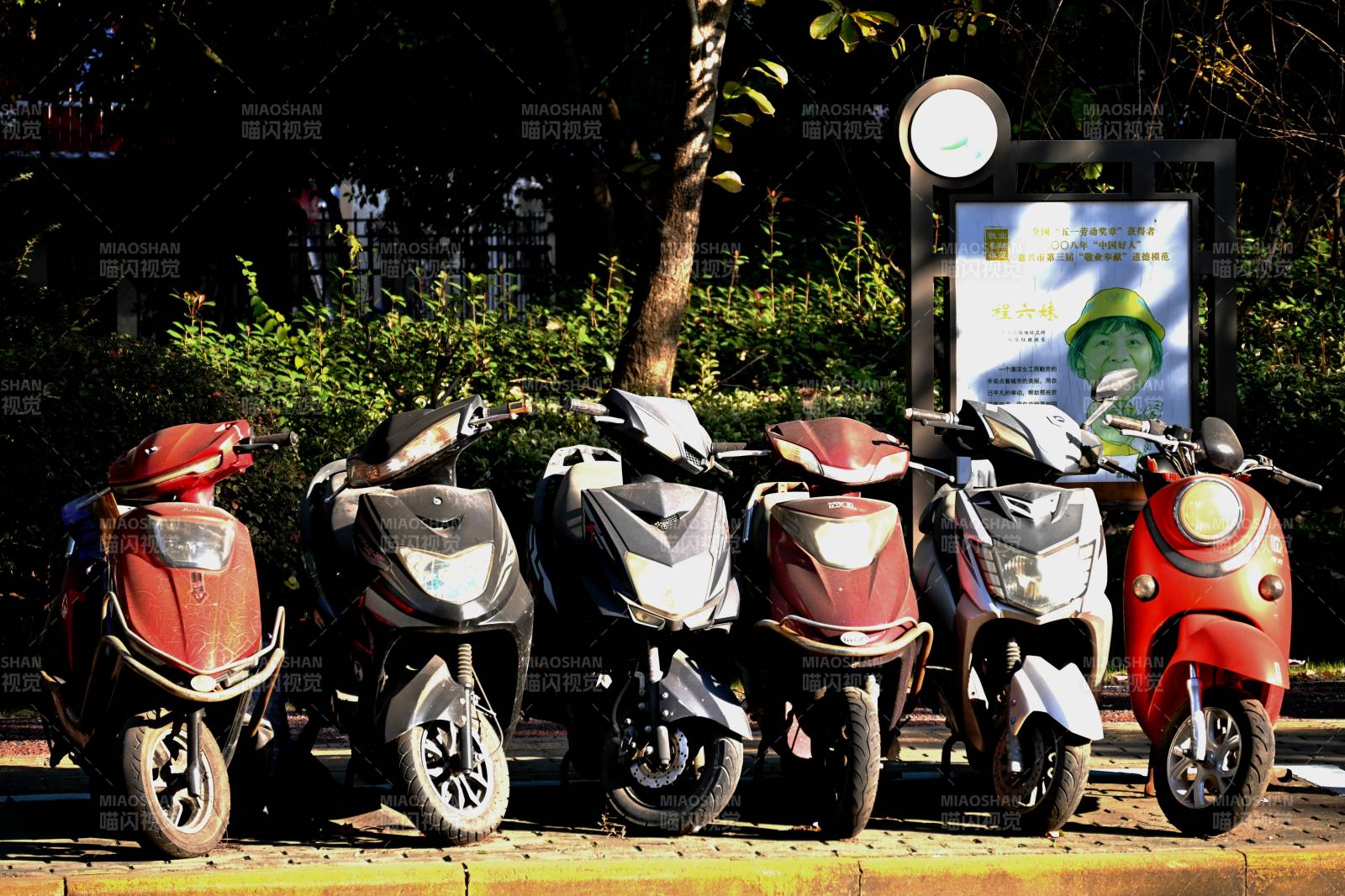 停放整齐的电动车