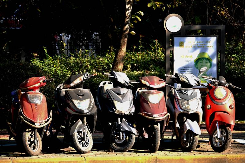 停放整齐的电动车