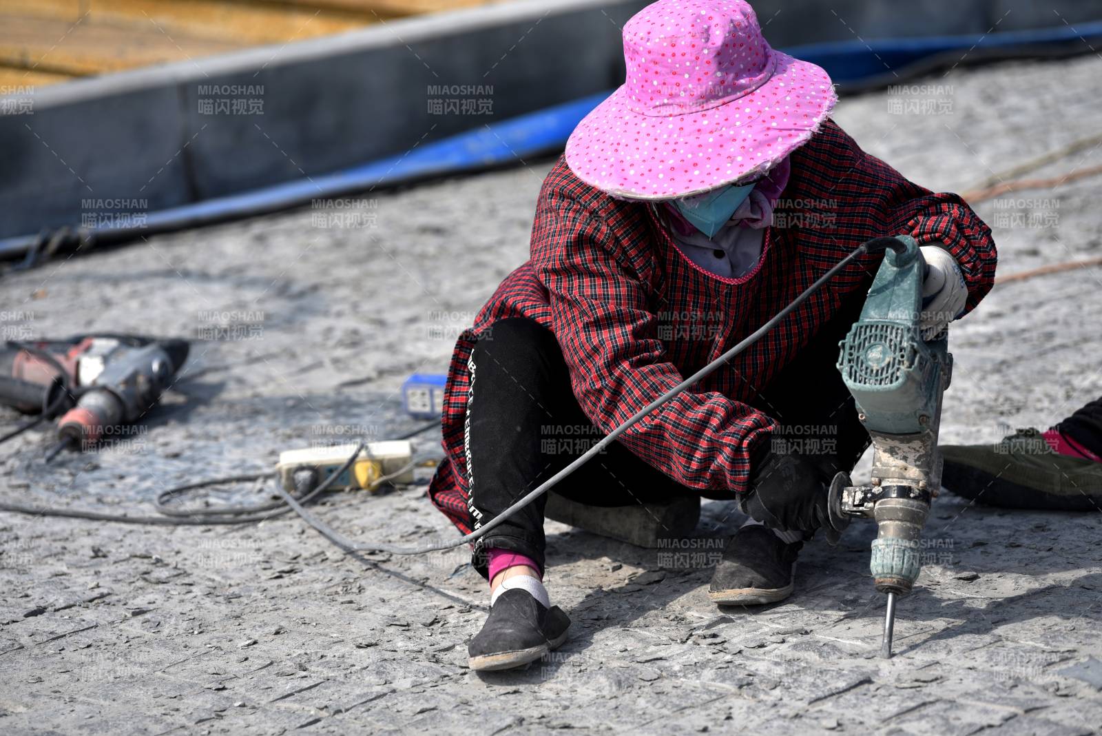 工人戴帽钻孔作业