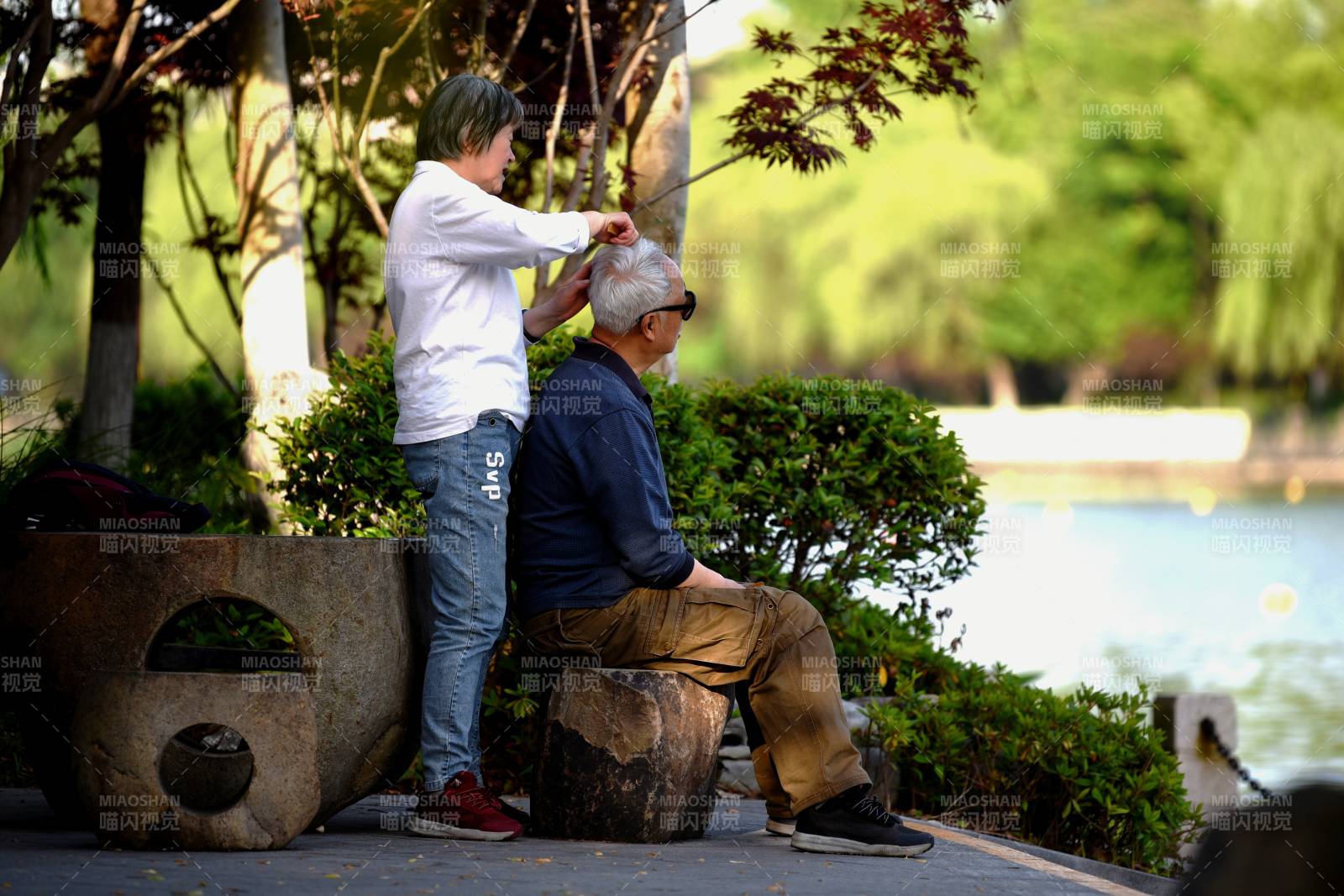 公园里为老人理发