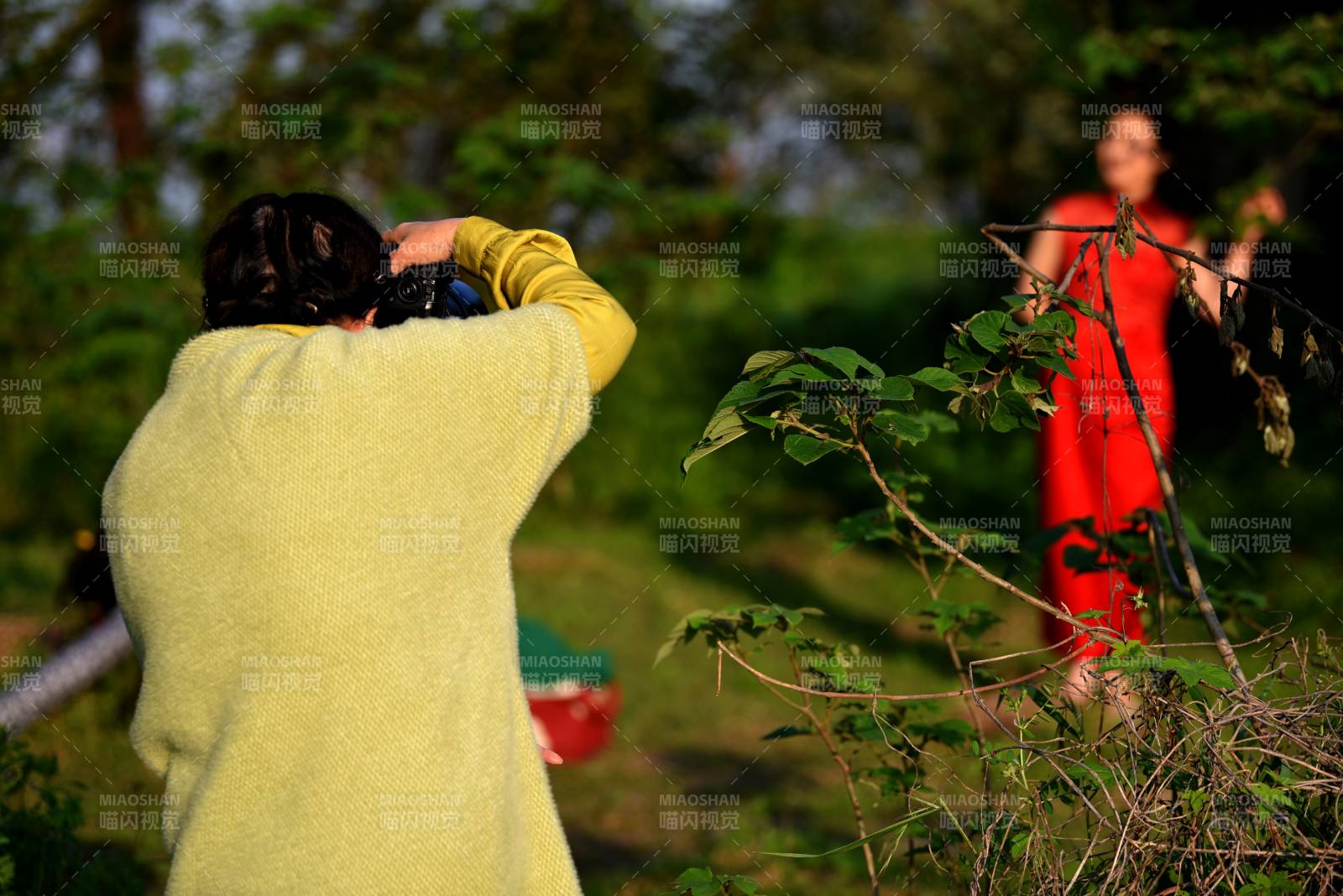 绿衣人为 红裙女模摄影