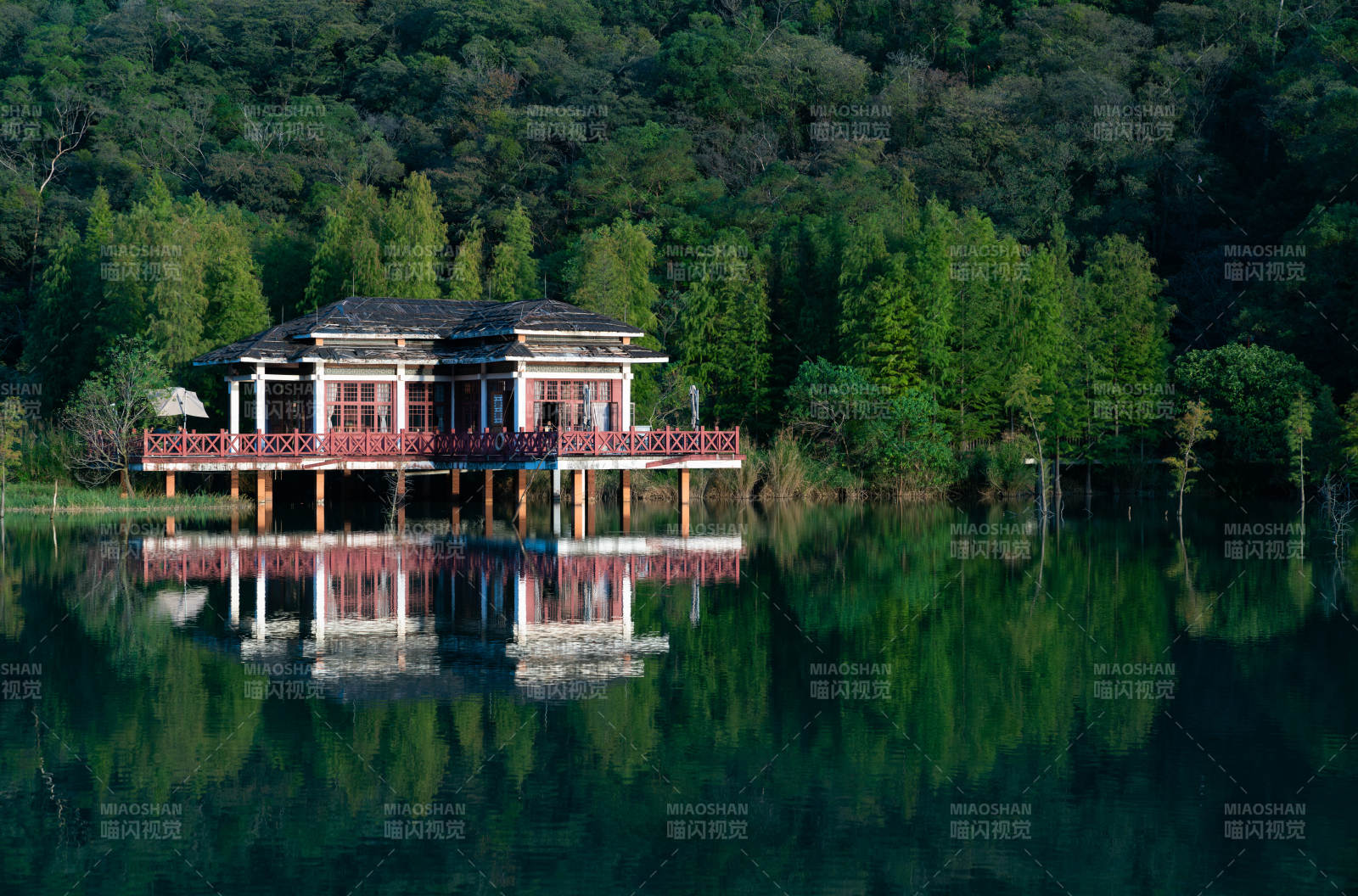 湖畔木屋倒影