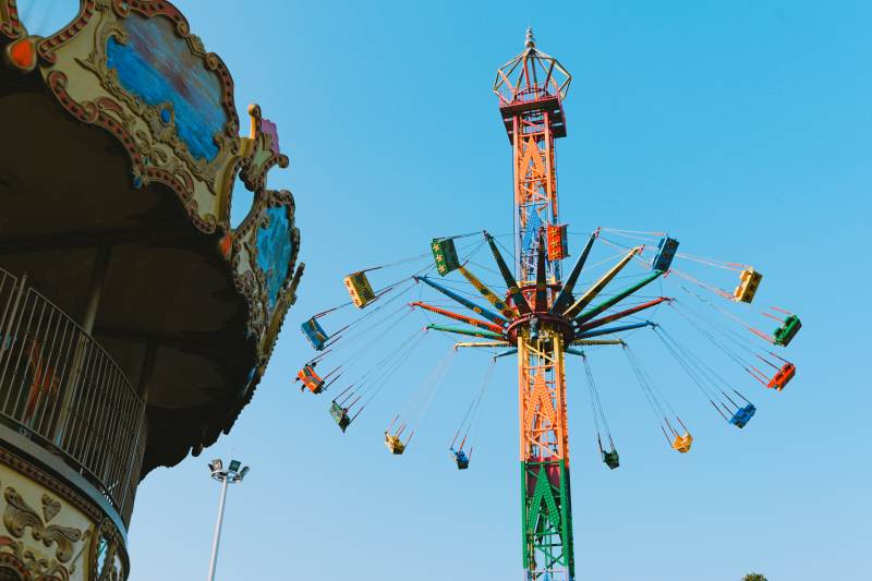 游乐场的旋转飞椅