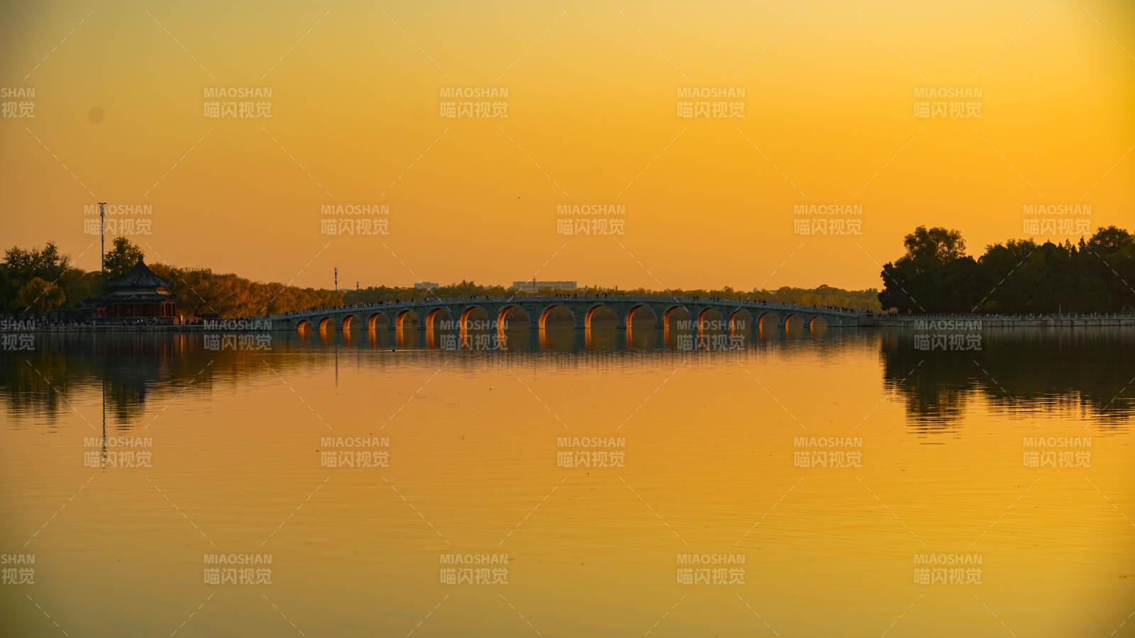 颐和园夕阳下的十七孔桥